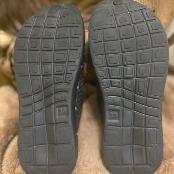 LIKE NEW SPORT Women’s black/white rubber mules Size 39 (8) - Picture 8 of 8